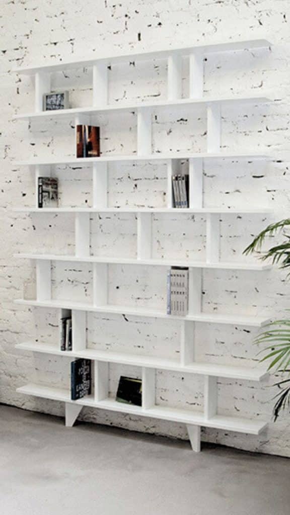 Bibliothèque en bois massif faible profondeur, idéale pour optimiser l’espace sans encombrer