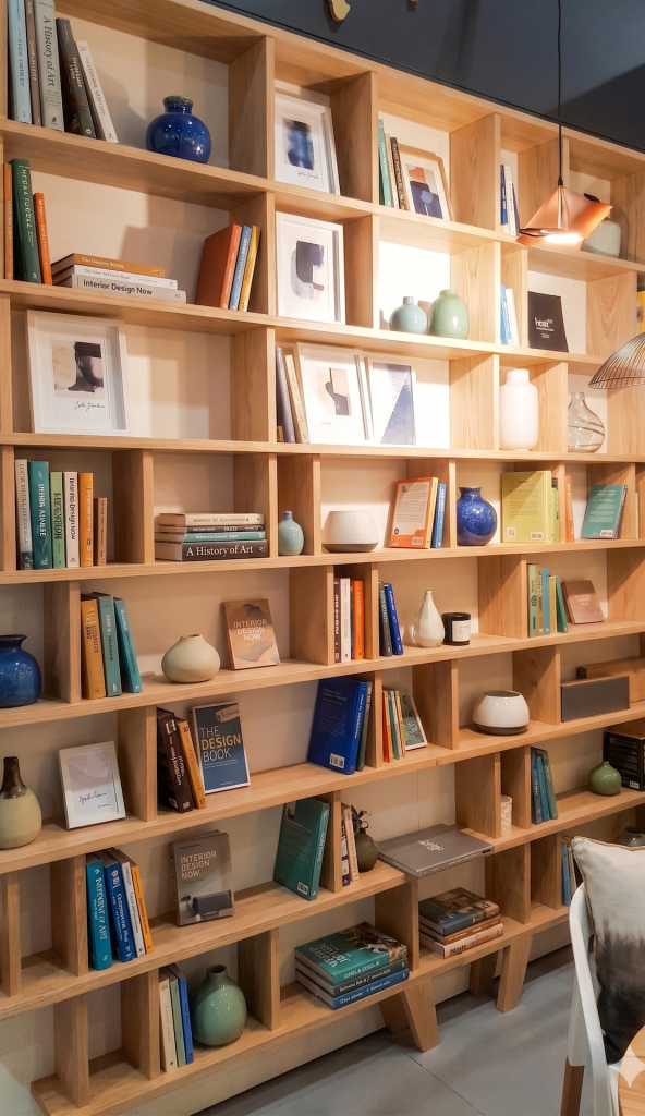 Bibliothèque en bois massif faible profondeur, idéale pour optimiser l’espace sans encombrer
