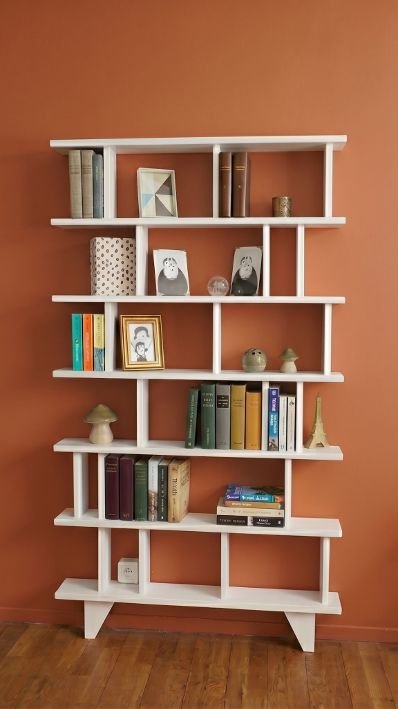 Bibliothèque blanche design en bois massif faible profondeur, idéale pour optimiser l’espace sans encombrer