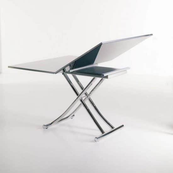 Mobilier gain de place : table relevable, et extensible.