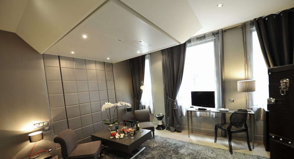 lit escamotable au plafond dans une chambre d'hotel