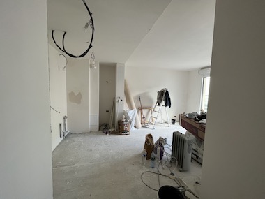lit relevable au plafond bedUp® pour agrandir l'espace de son studio by BÉATRICE ELISABETH