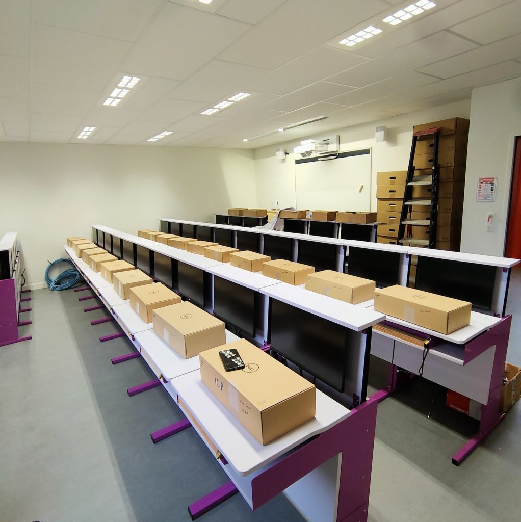 Bureau informatique escamotable Milena / Institut Catholique de Reims
