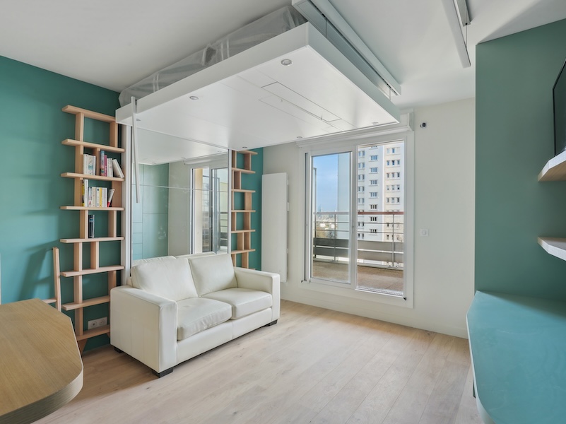 lit relevable au plafond bedUp® pour agrandir l'espace de son studio by BÉATRICE ELISABETH
