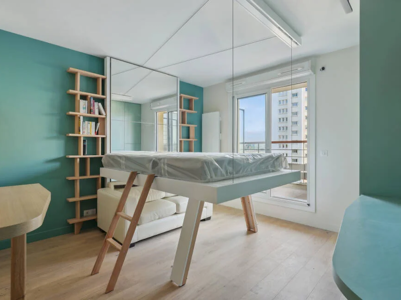 lit relevable au plafond bedUp® pour agrandir l'espace de son studio by BÉATRICE ELISABETH