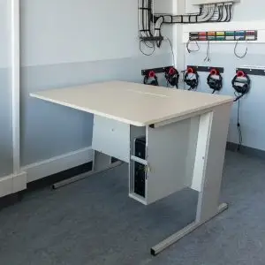 Bureau informatique escamotable pour établissement scolaire PMR