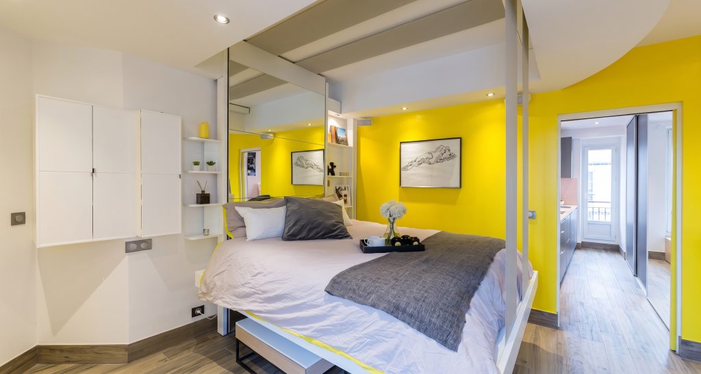 lit escamotable plafond dans un grand studio