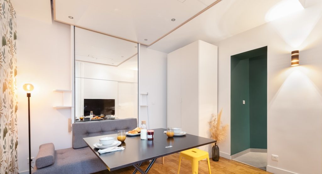 lit escamotable plafond dans un studio
